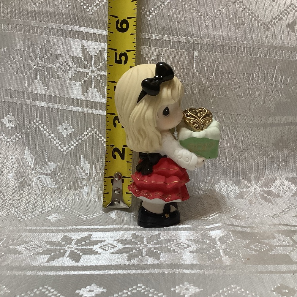 Precious Moments Figurine #171001 Share The Gift Of Love 2016 Porcelain - Picture 10 of 11